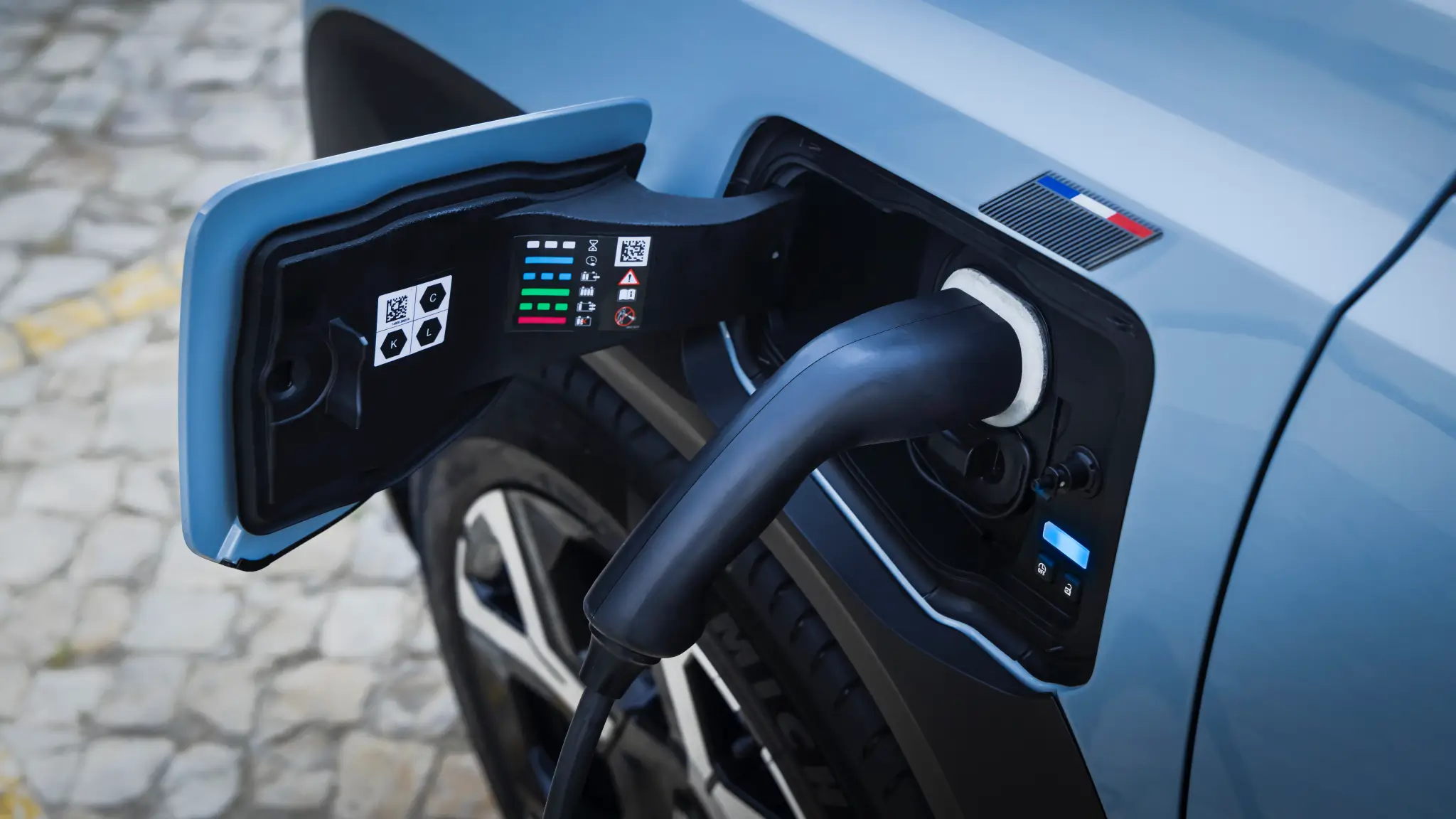 Carros elétricos consolidam liderança de vendas em Portugal superando combustão