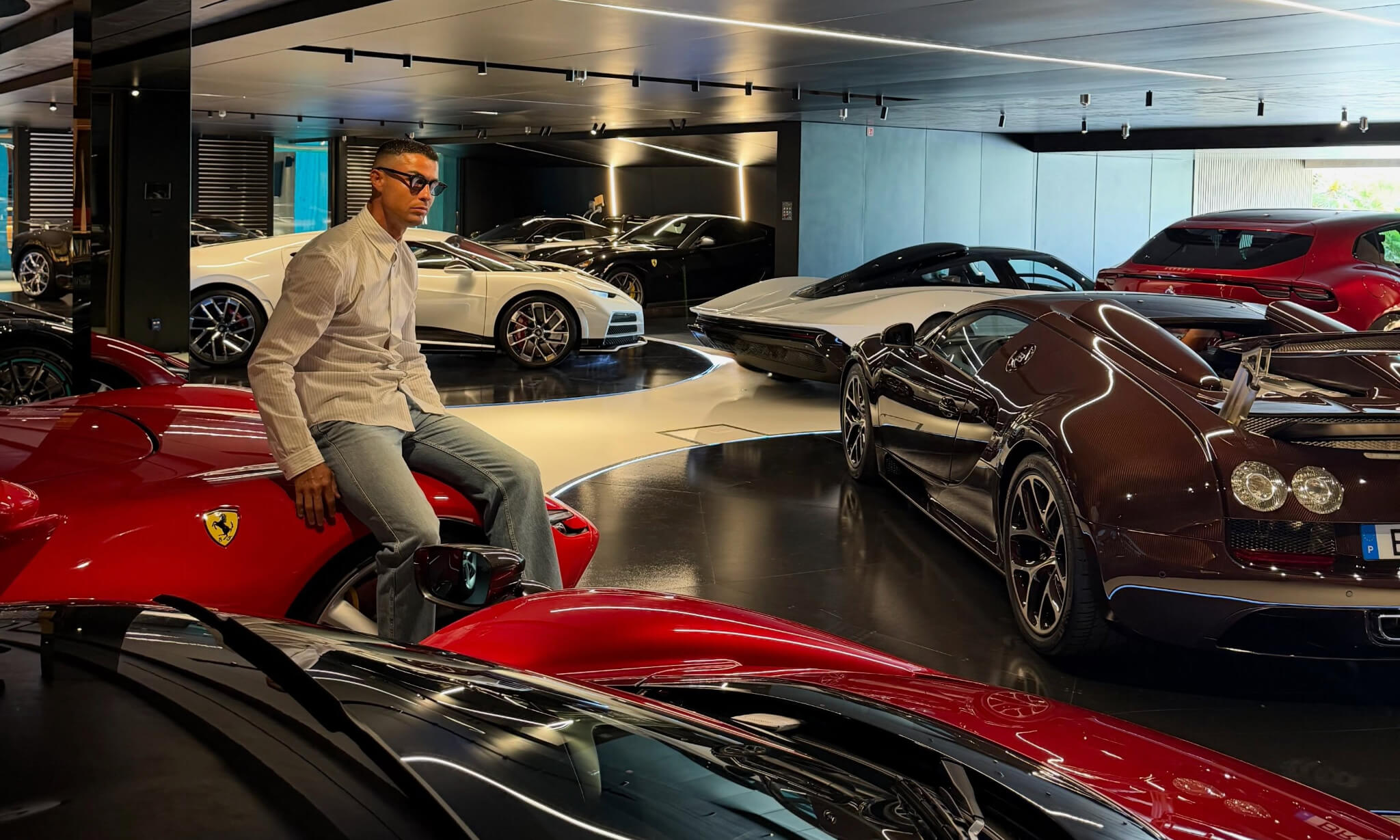 Cristiano Ronaldo revela coleção de carros multimilionária em garagem privada