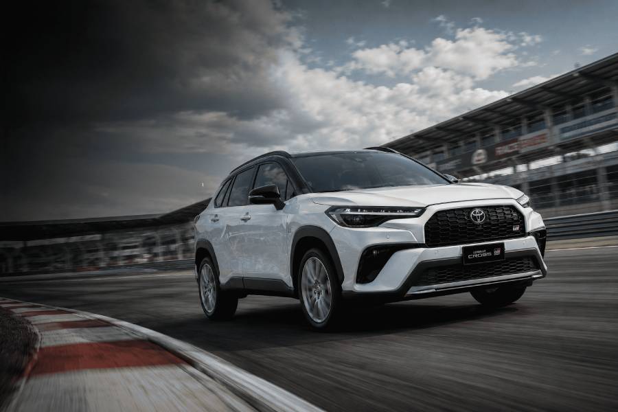 Toyota Corolla Cross 2027 estreia no Brasil com interior renovado e novos itens de tecnologia