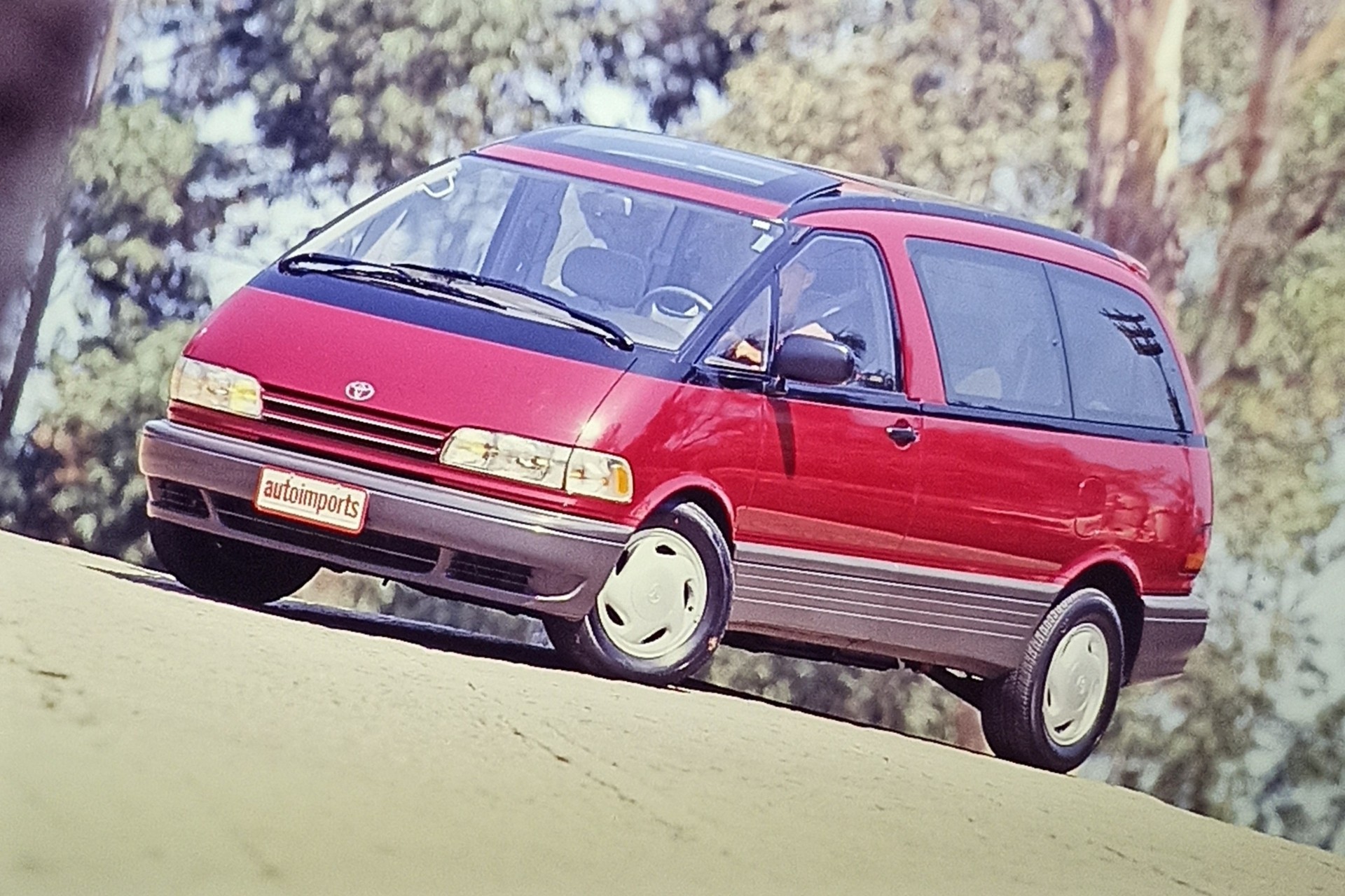 Toyota Previa: a minivan com design futurista que desafiou o mercado
