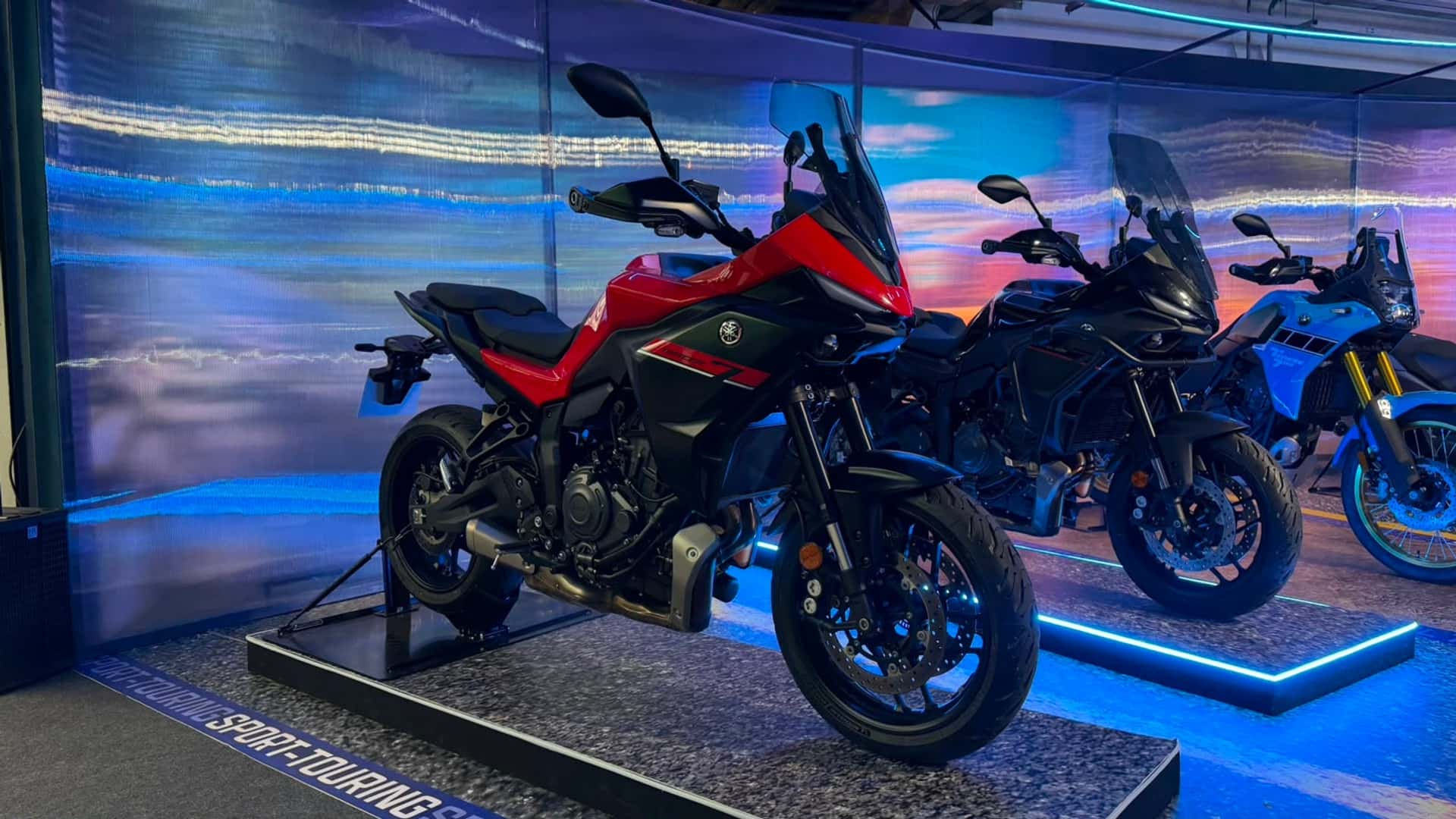 Yamaha traz Tracer 7 ao país por R$ 59.990 e confirma estreia da esportiva R7 para novembro